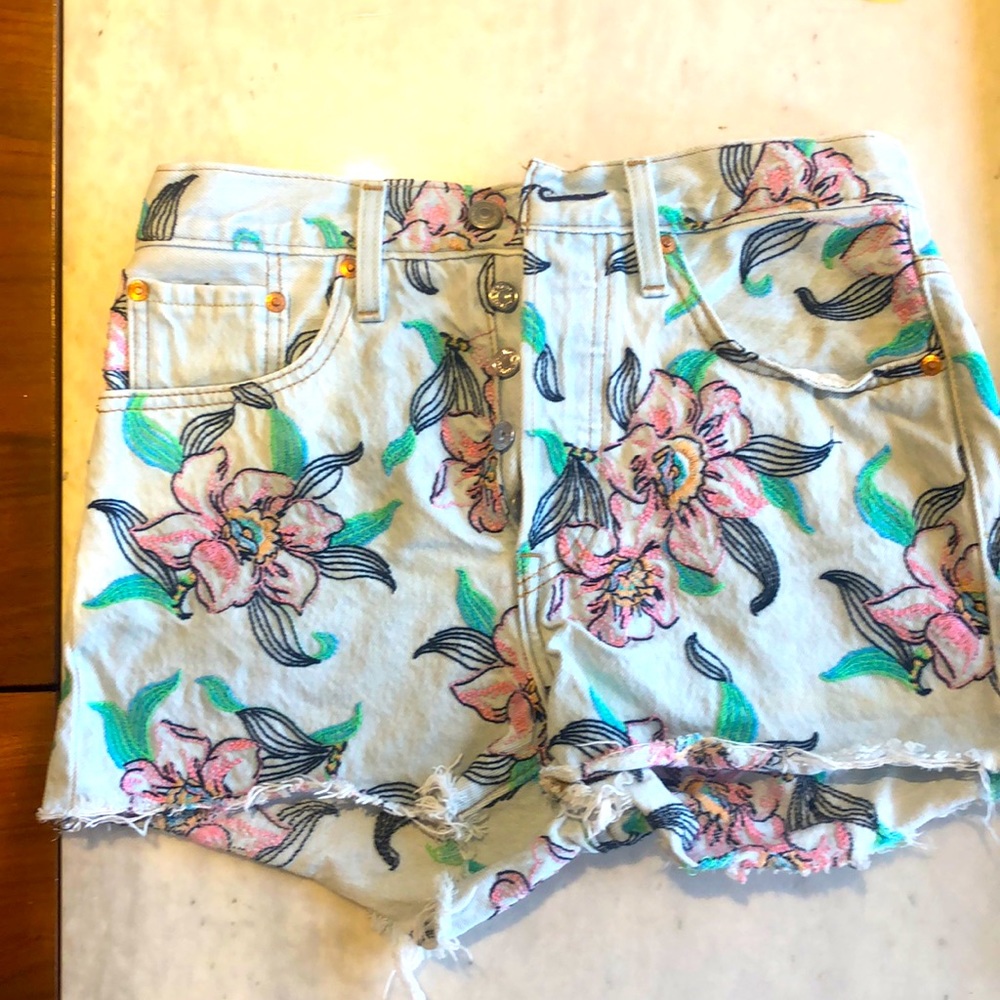 Levi’s premium 501 embroidered shorts size 26 NEW